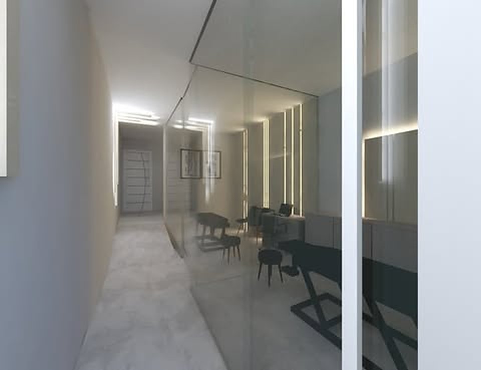 Clínica Coluna Saudável — Circulação com divisórias de vidro e iluminação em linhas.