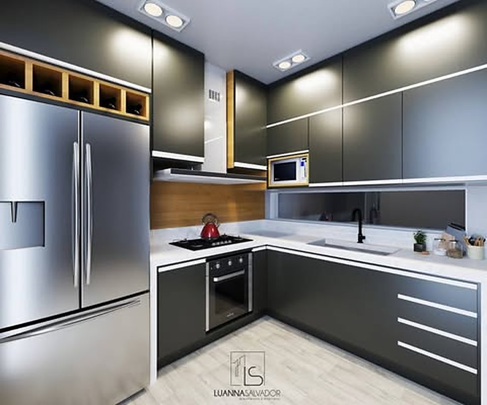 Cozinha moderna — Cozinha compacta e funcional, com marcenaria escura e detalhes em madeira.